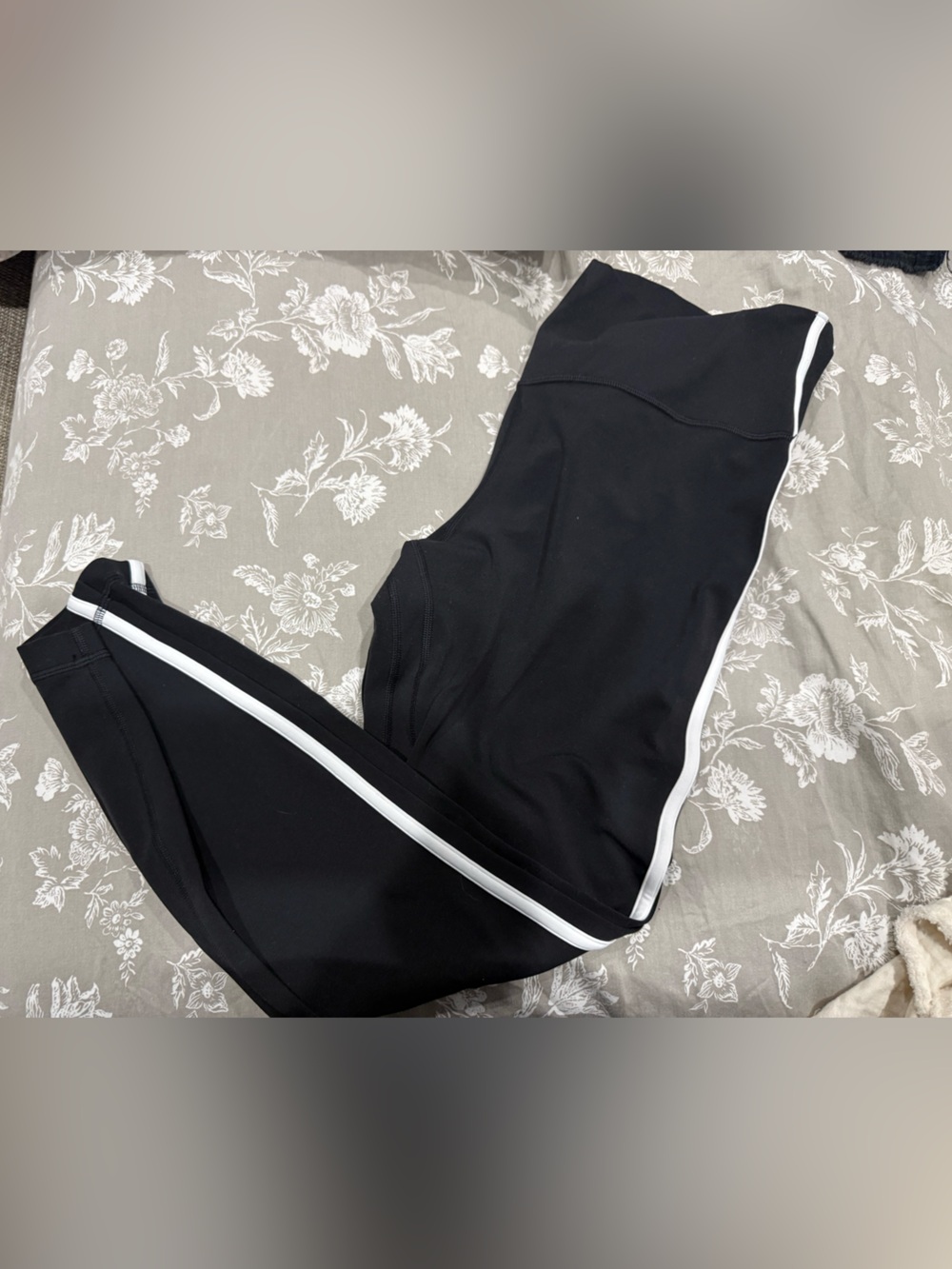 Lululemon Black Women's Athletic Leggings with White Piping